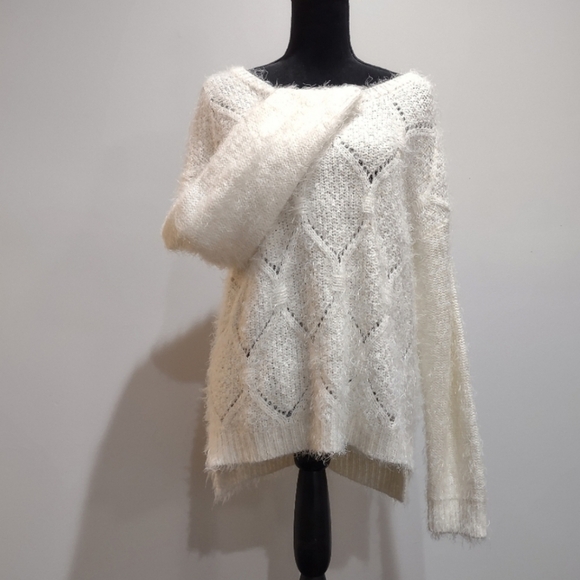 White Fuzzy Sweaterer By Relativity ♥️ - Picture 1 of 9